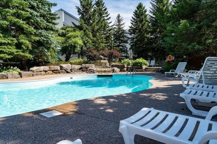 Sierra Point - Walk to the Blue - Outdoor Pool House in Grey Highlands