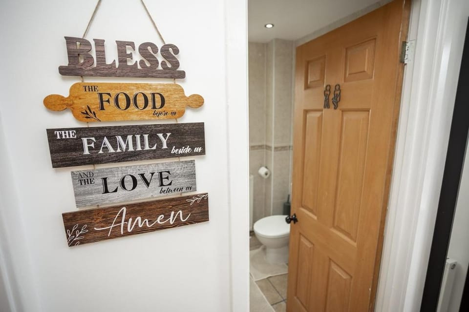 Spacious 5 Bed Family Home with Parking and Fast WiFi Leicester House in Leicester