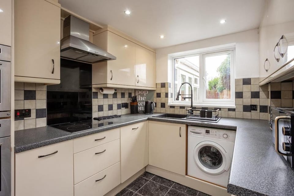 Spacious 5 Bed Family Home with Parking and Fast WiFi Leicester House in Leicester