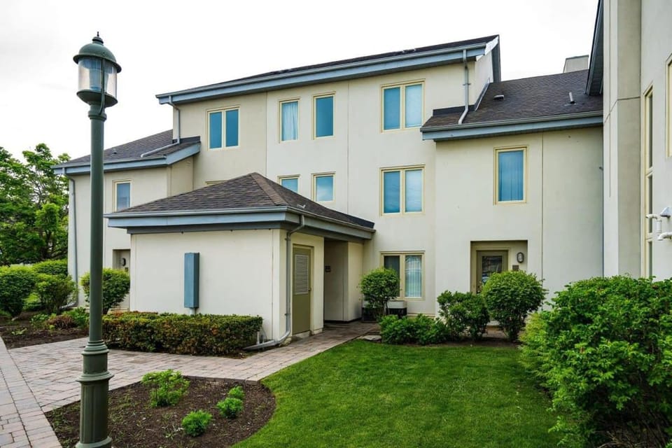 Sierra Views - Steps to Blue Mountain Village House in Grey Highlands