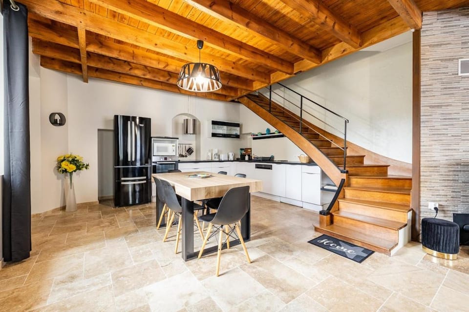 Kitchen or kitchenette, Dining area, stove