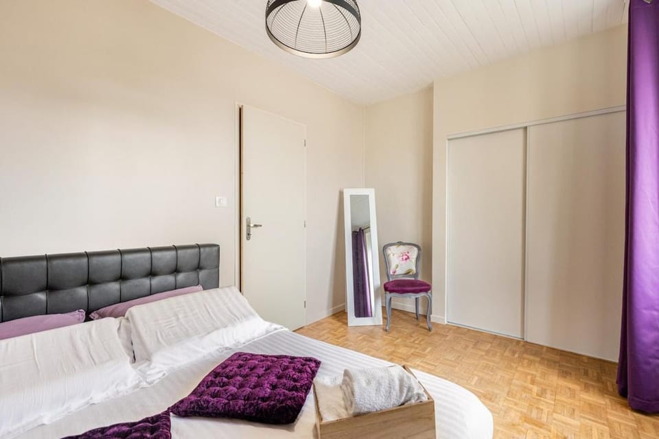 Bed, Bedroom, towels, wardrobe