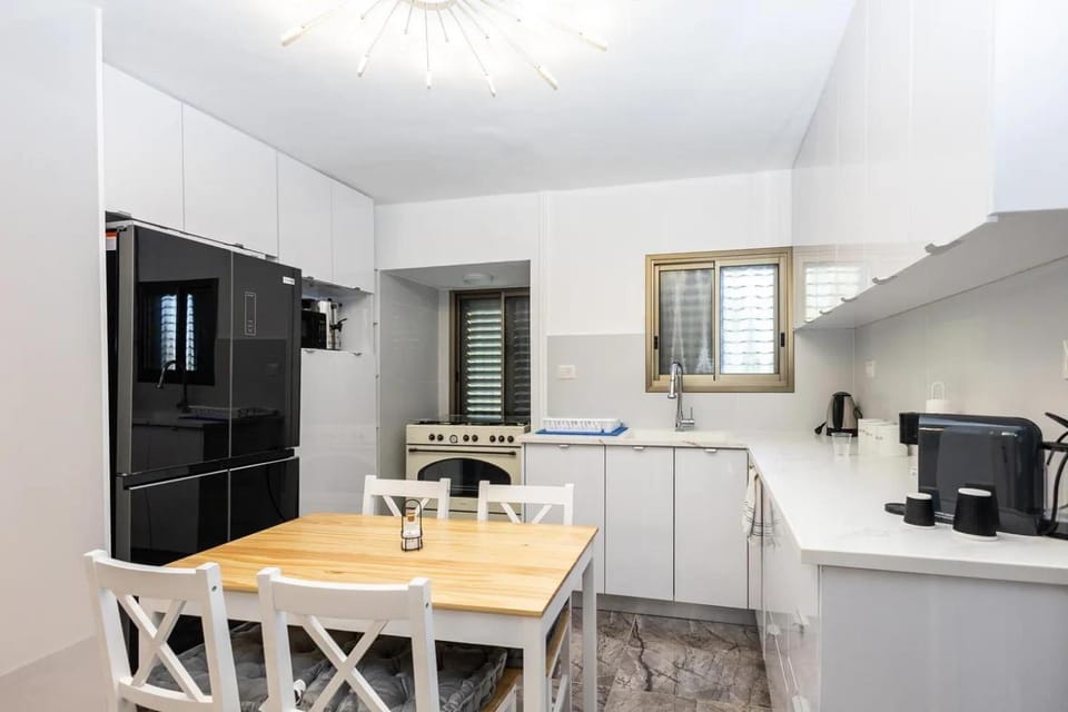 Coffee/tea facilities, Dining area, stove