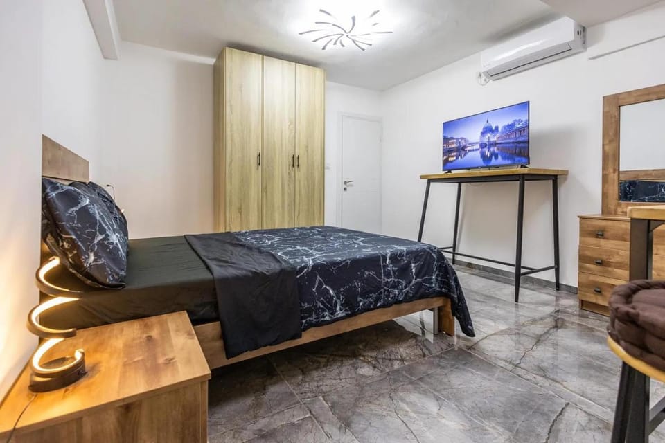 Bed, TV and multimedia, Bedroom, wardrobe