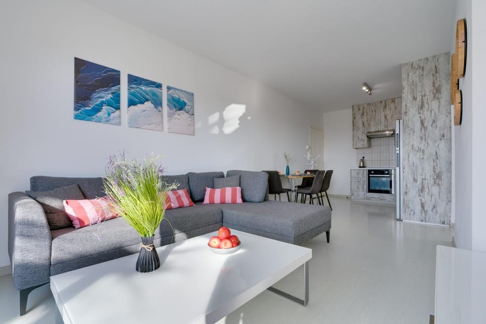 Kitchen or kitchenette, Living room, Seating area, Dining area