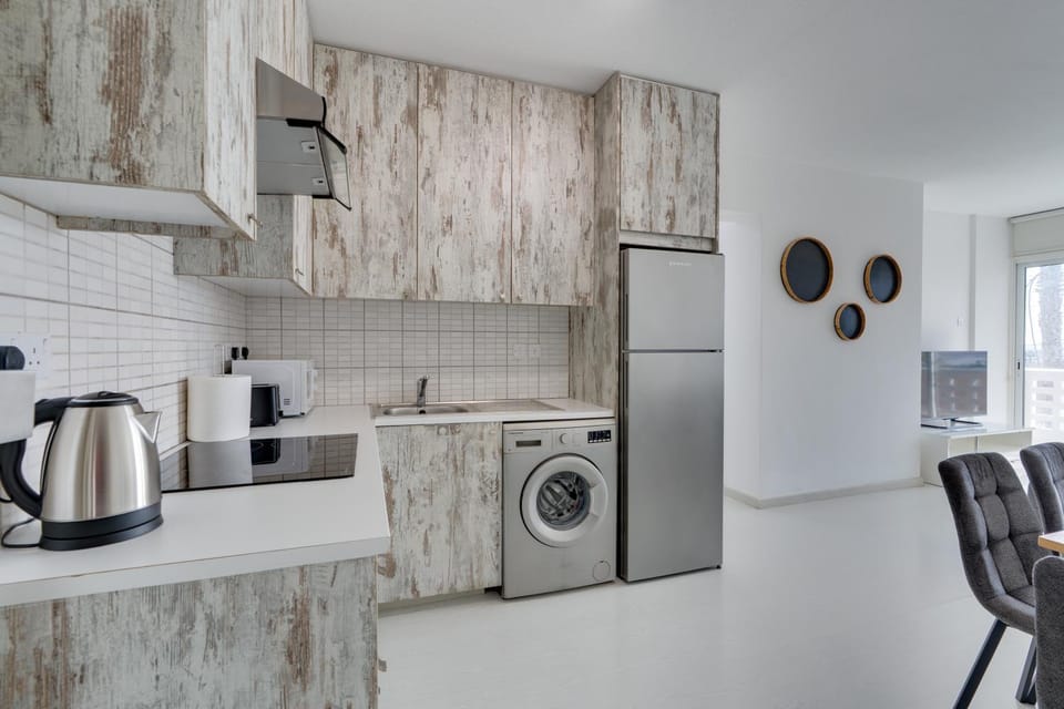 Kitchen or kitchenette, Dining area, dishwasher, stove, toaster, washing machine