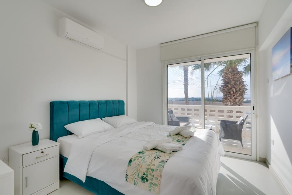 Bedroom, towels, air conditioner