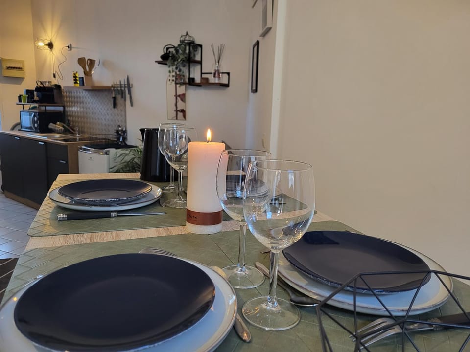 Kitchen or kitchenette, Dining area