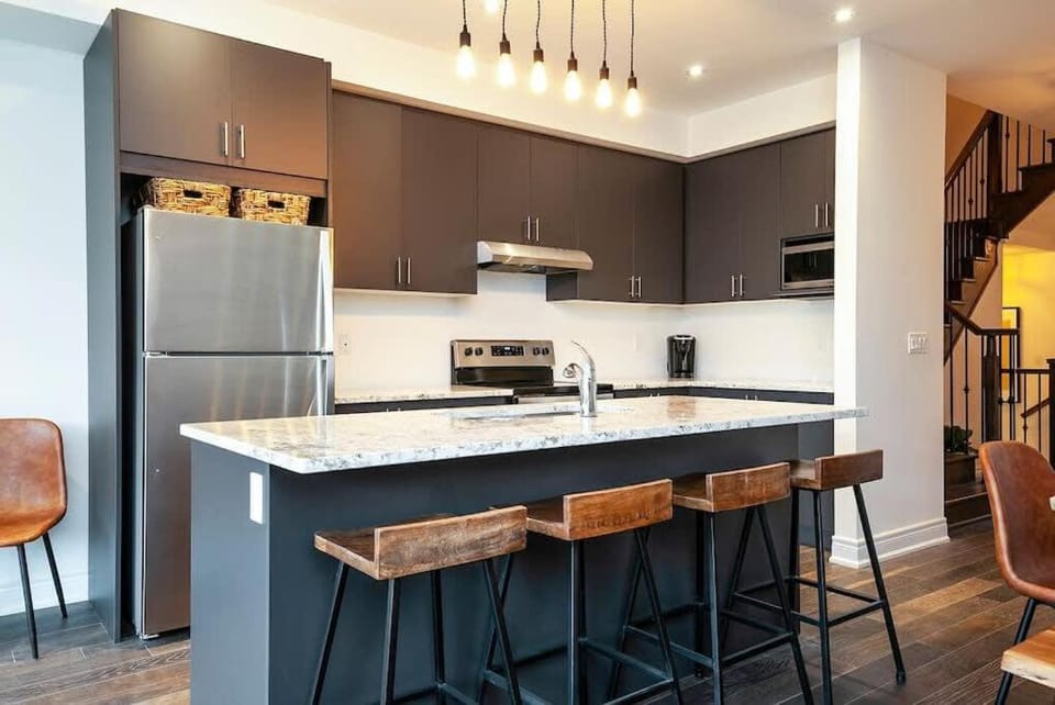 Luxury Townhome - Private Patio Shuttle Trails House in Grey Highlands