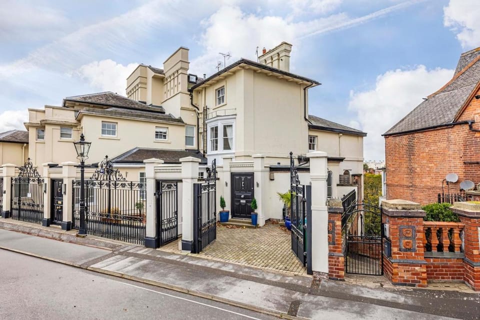 Luxury three-bedroom apartment in Nottingham City Centre Apartment in Nottingham