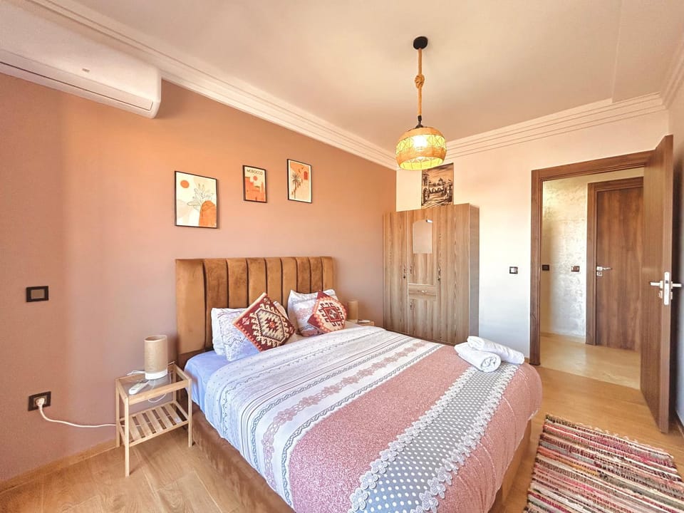 Bed, Photo of the whole room, Bedroom, internet, wardrobe