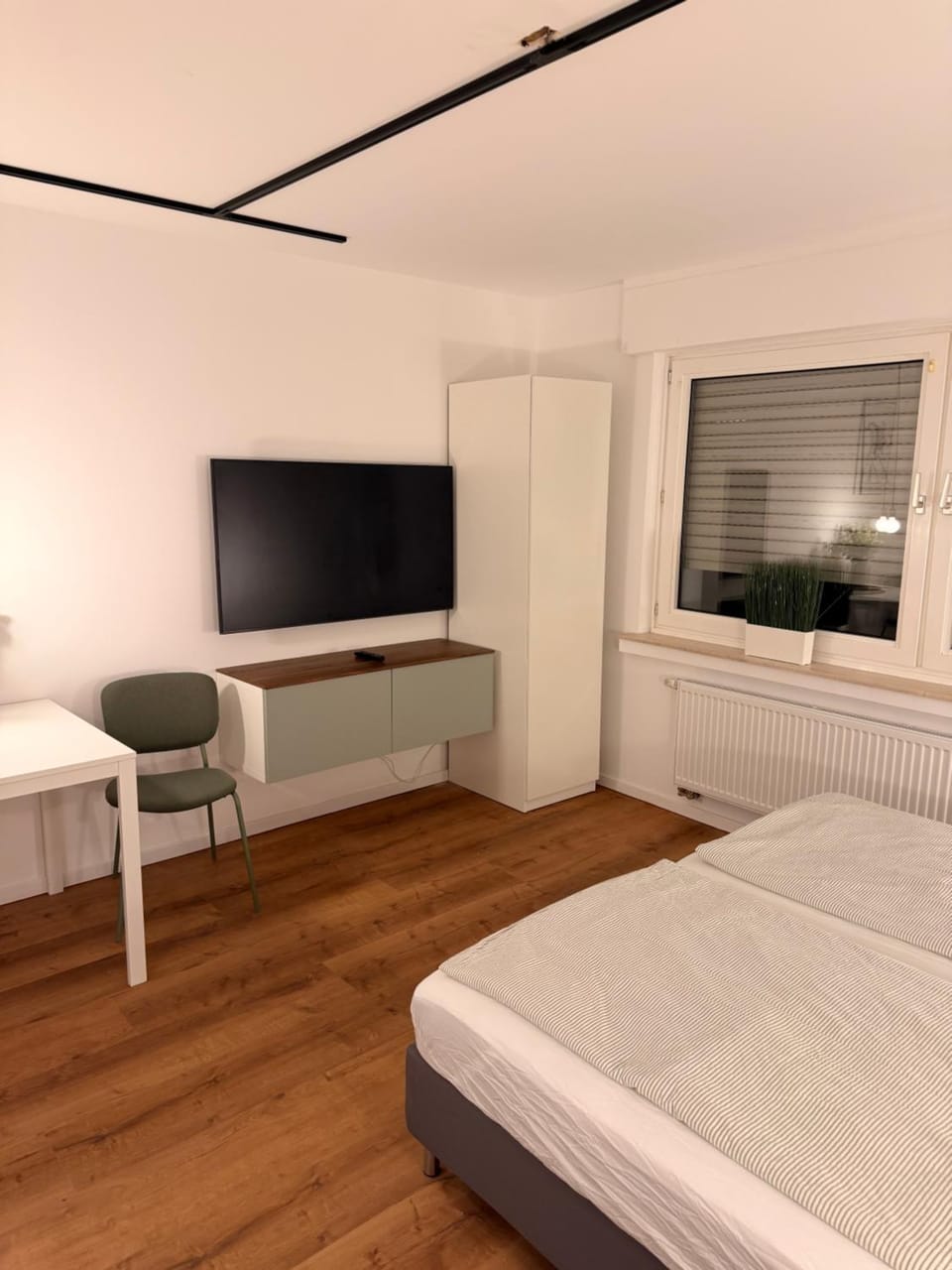 Bed, TV and multimedia, Photo of the whole room