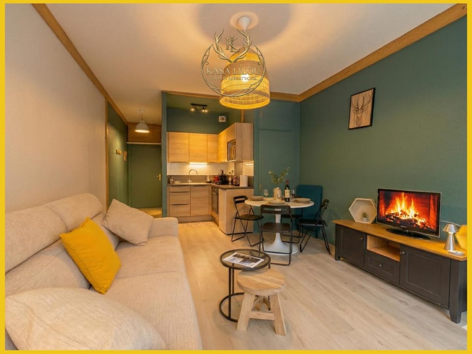 TV and multimedia, Kitchen or kitchenette, Living room, Seating area, Dining area