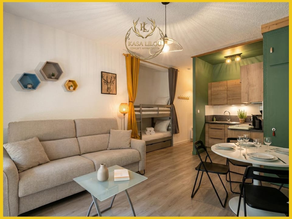 Bed, Kitchen or kitchenette, Living room, Seating area, Dining area, bunk bed