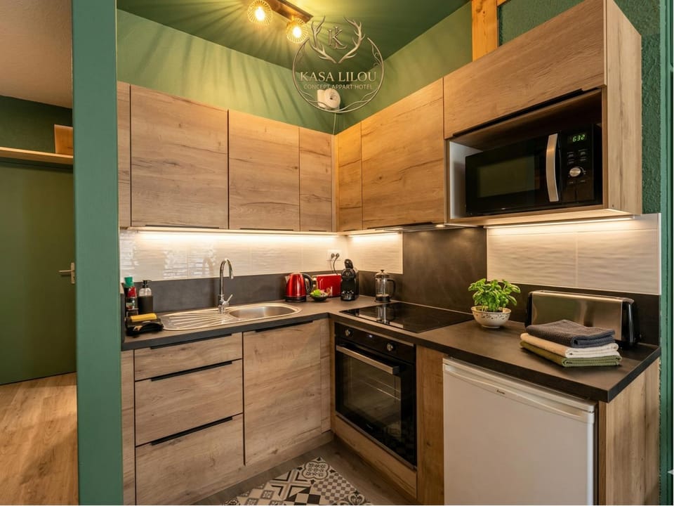 Coffee/tea facilities, Kitchen or kitchenette, oven, pet friendly, stove, toaster