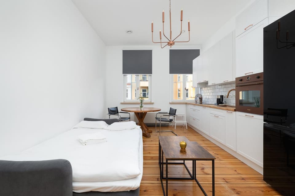 TV and multimedia, Kitchen or kitchenette, Living room, Seating area, Dining area, stove