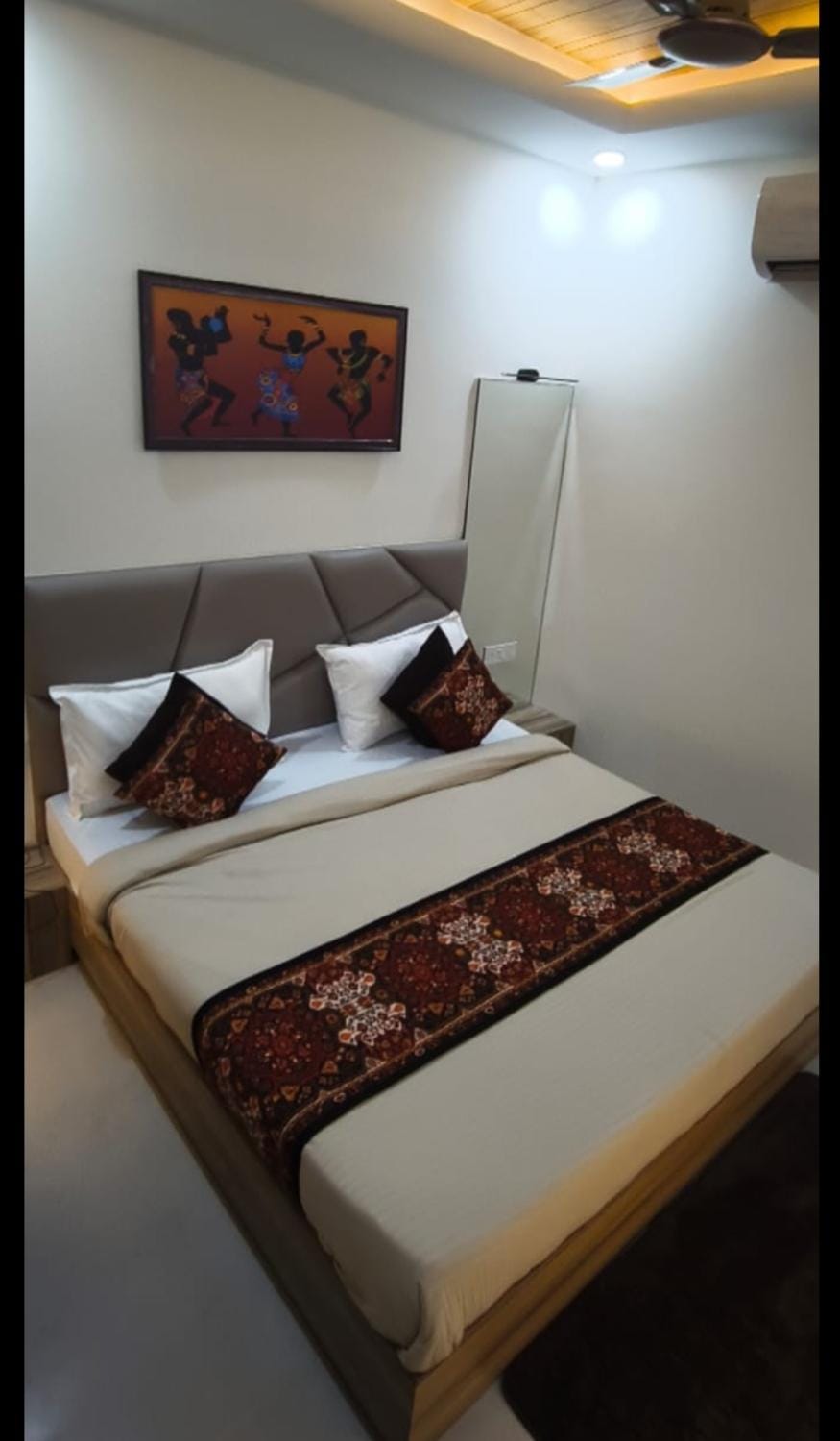 Bed, Photo of the whole room, Bedroom