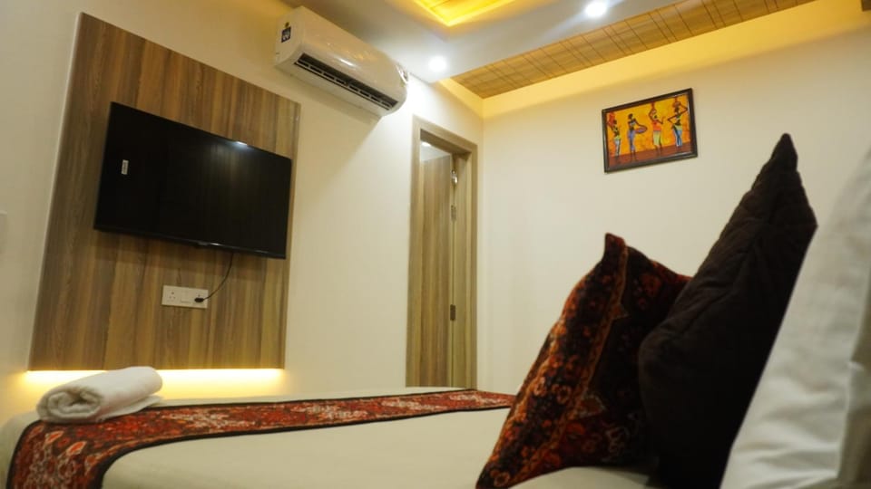 Bed, TV and multimedia, Living room, Photo of the whole room, Bedroom, air conditioner