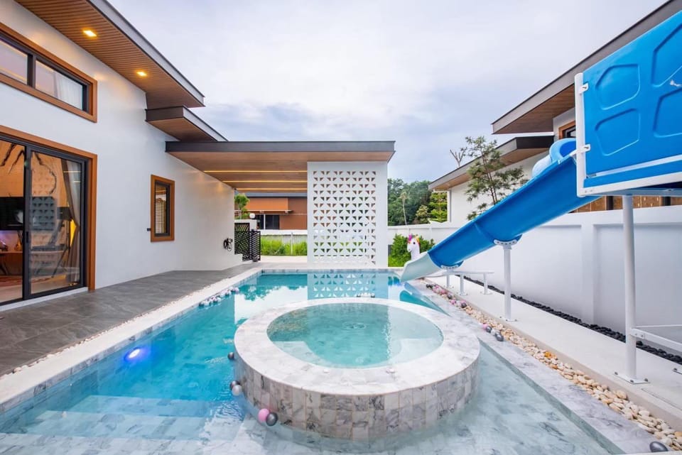 Property building, Day, Pool view, Swimming pool