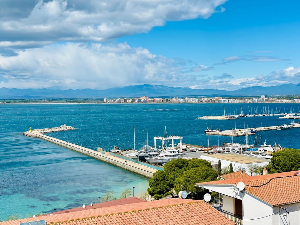 Global Immo 2213 LES ROQUES Apartment in Roses