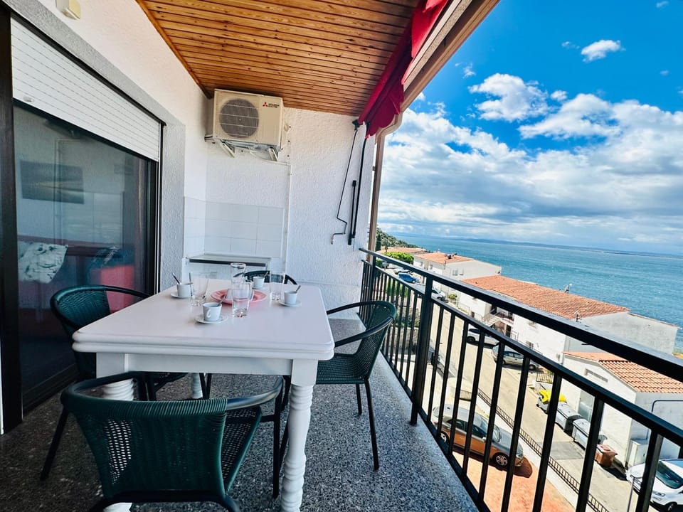 Global Immo 2213 LES ROQUES Apartment in Roses