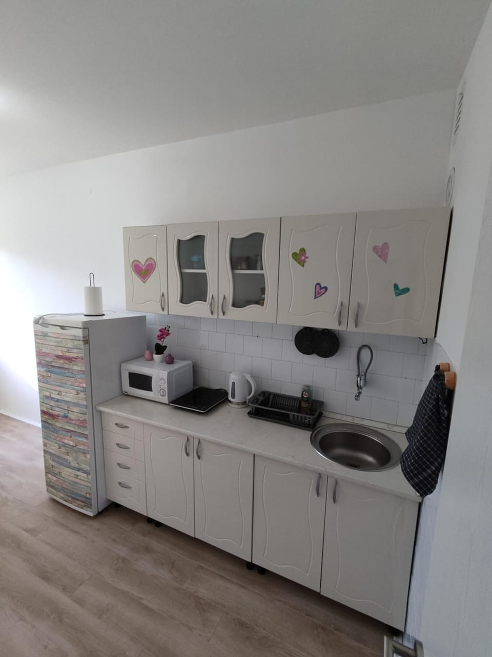 Kitchen or kitchenette, microwave, stove