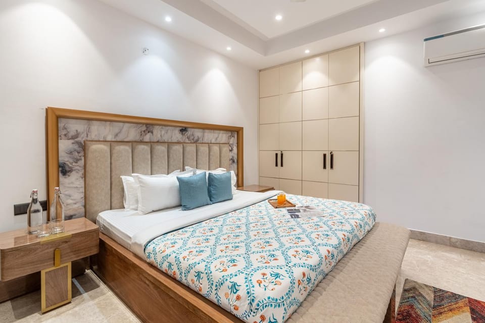 Bed, Bedroom, towels, wardrobe