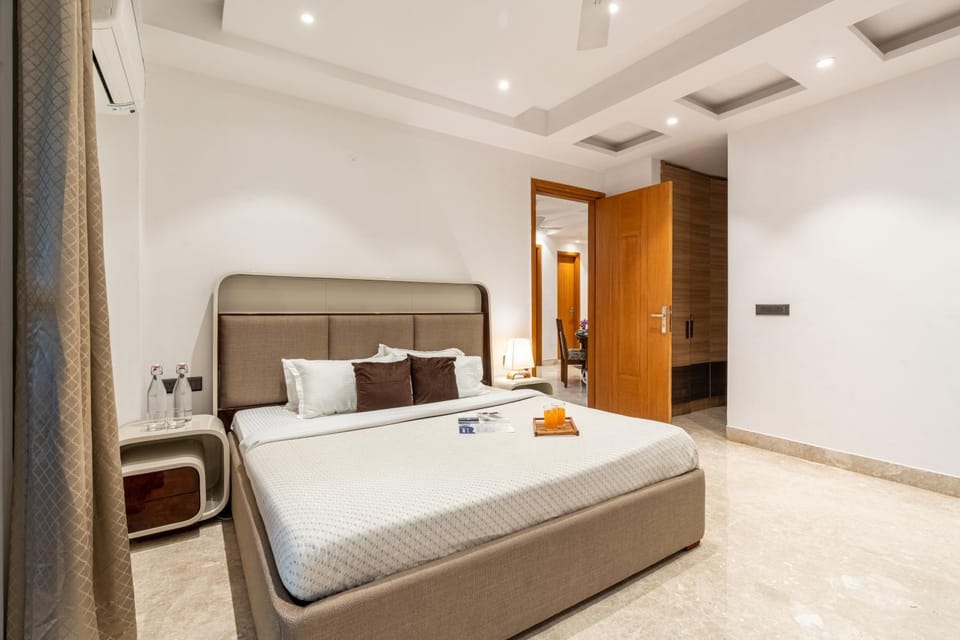 Bed, Bedroom, towels