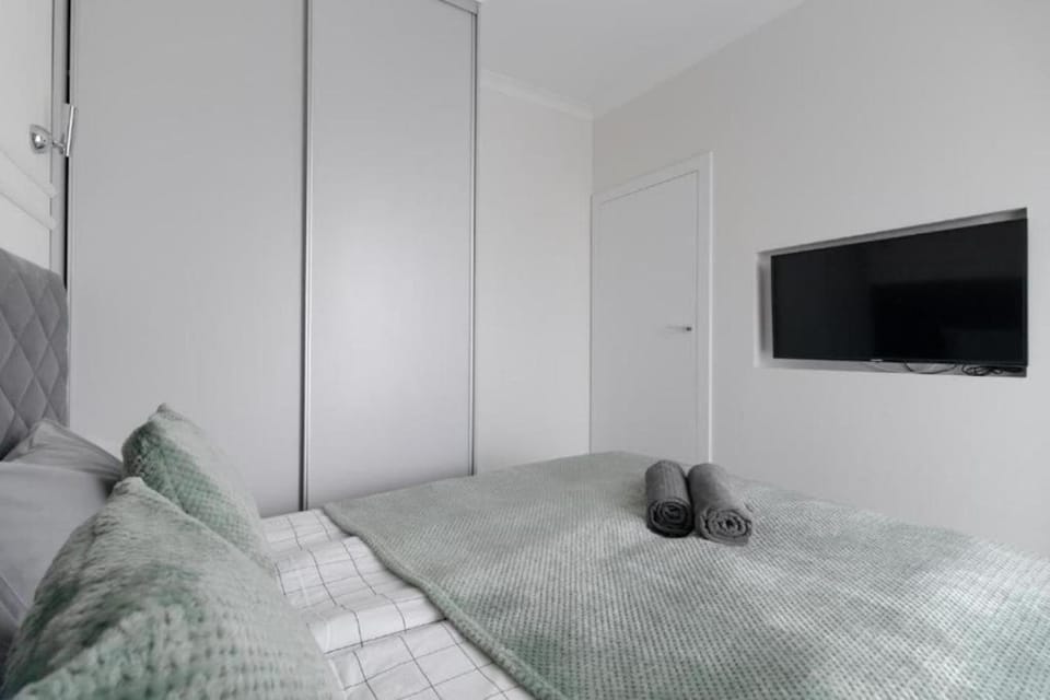 Bed, TV and multimedia, Photo of the whole room, Bedroom