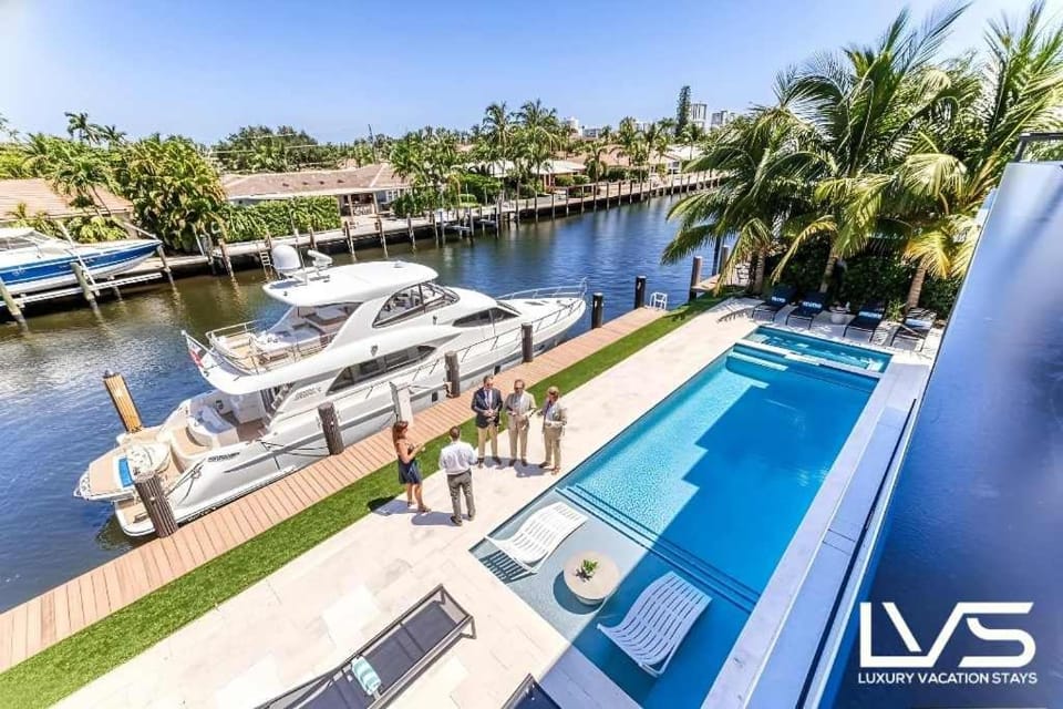 VillaBella Ultra LUXE 100ft Waterfront Villa 5Min2Beach House in Fort Lauderdale