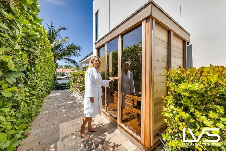 VillaBella Ultra LUXE 100ft Waterfront Villa 5Min2Beach House in Fort Lauderdale