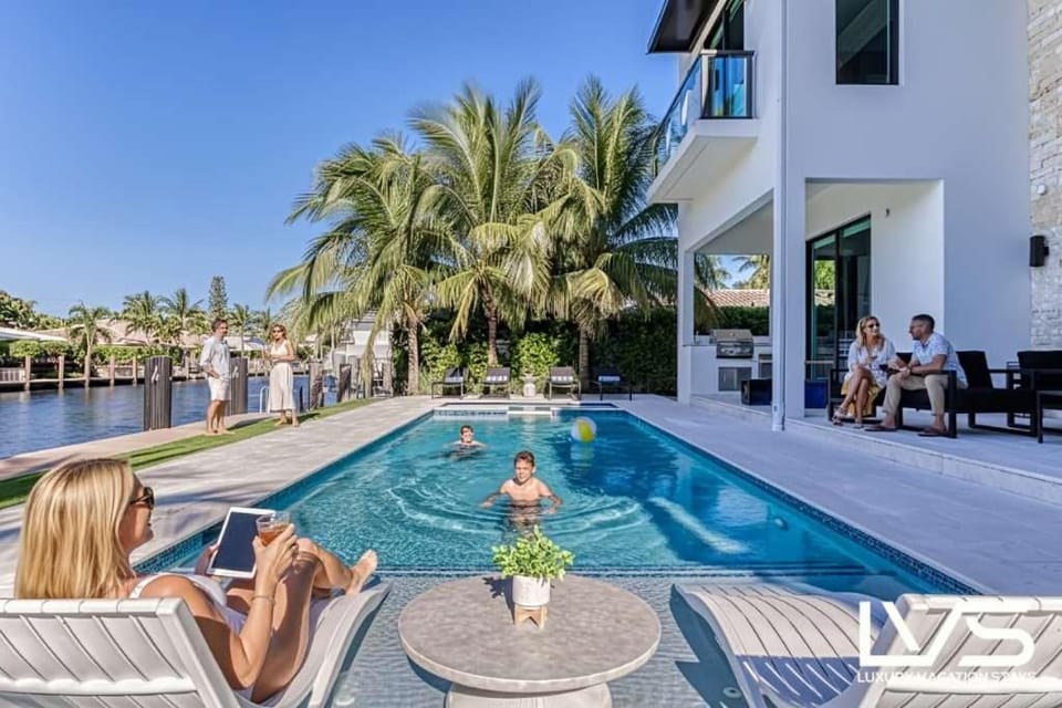 VillaBella Ultra LUXE 100ft Waterfront Villa 5Min2Beach House in Fort Lauderdale