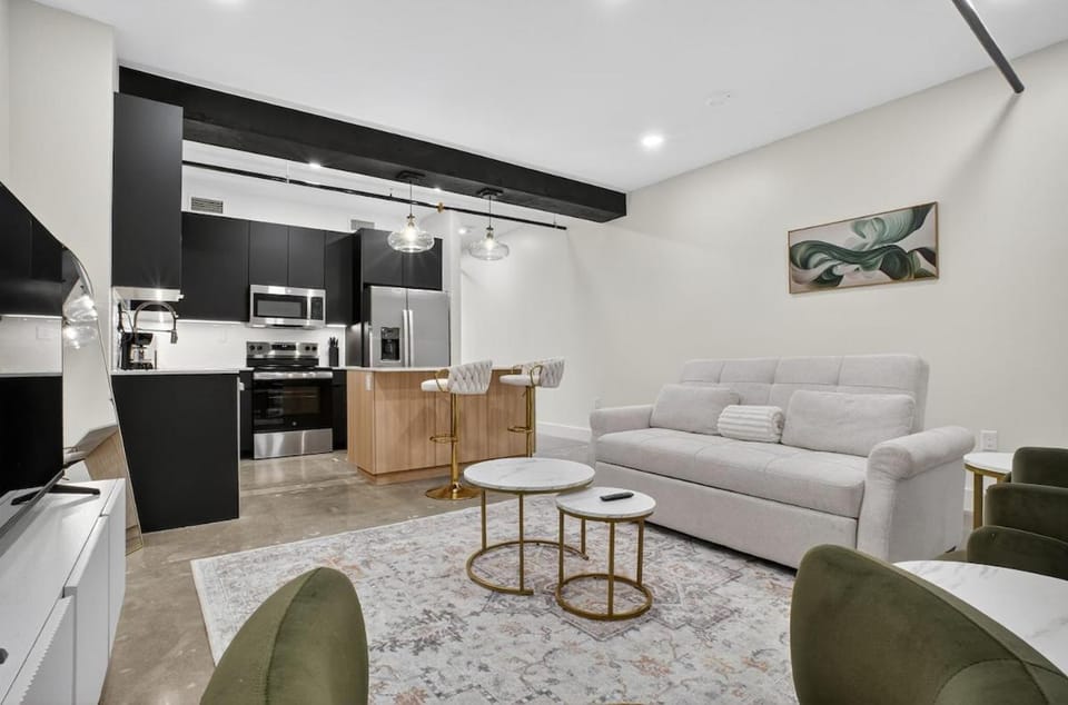 Urban Stylish 1BR Fast WiFi & Full Kitchen Apartment in Tulsa