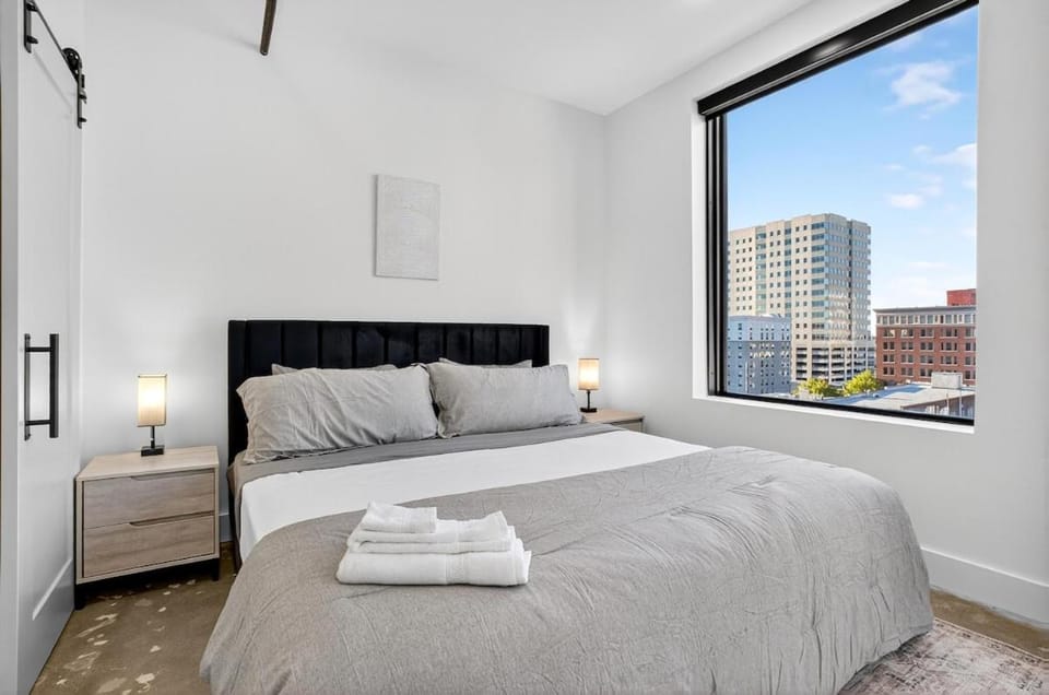 Urban Stylish 1BR Fast WiFi & Full Kitchen Apartment in Tulsa