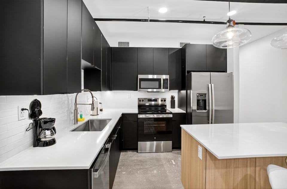 Urban Stylish 1BR Fast WiFi & Full Kitchen Apartment in Tulsa