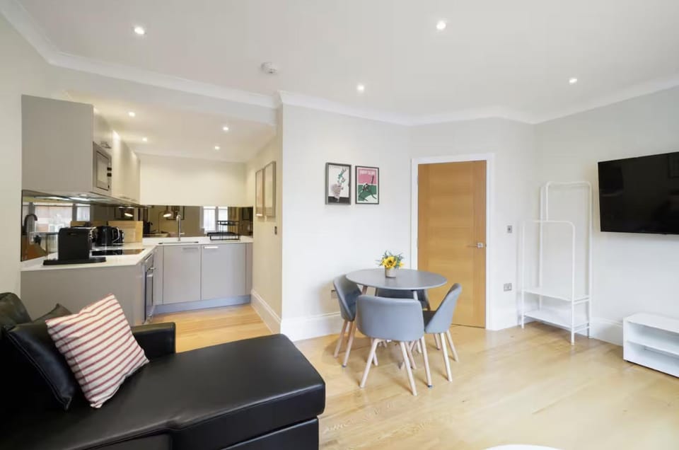 TV and multimedia, Coffee/tea facilities, Kitchen or kitchenette, Living room, Seating area, Dining area, oven, toaster