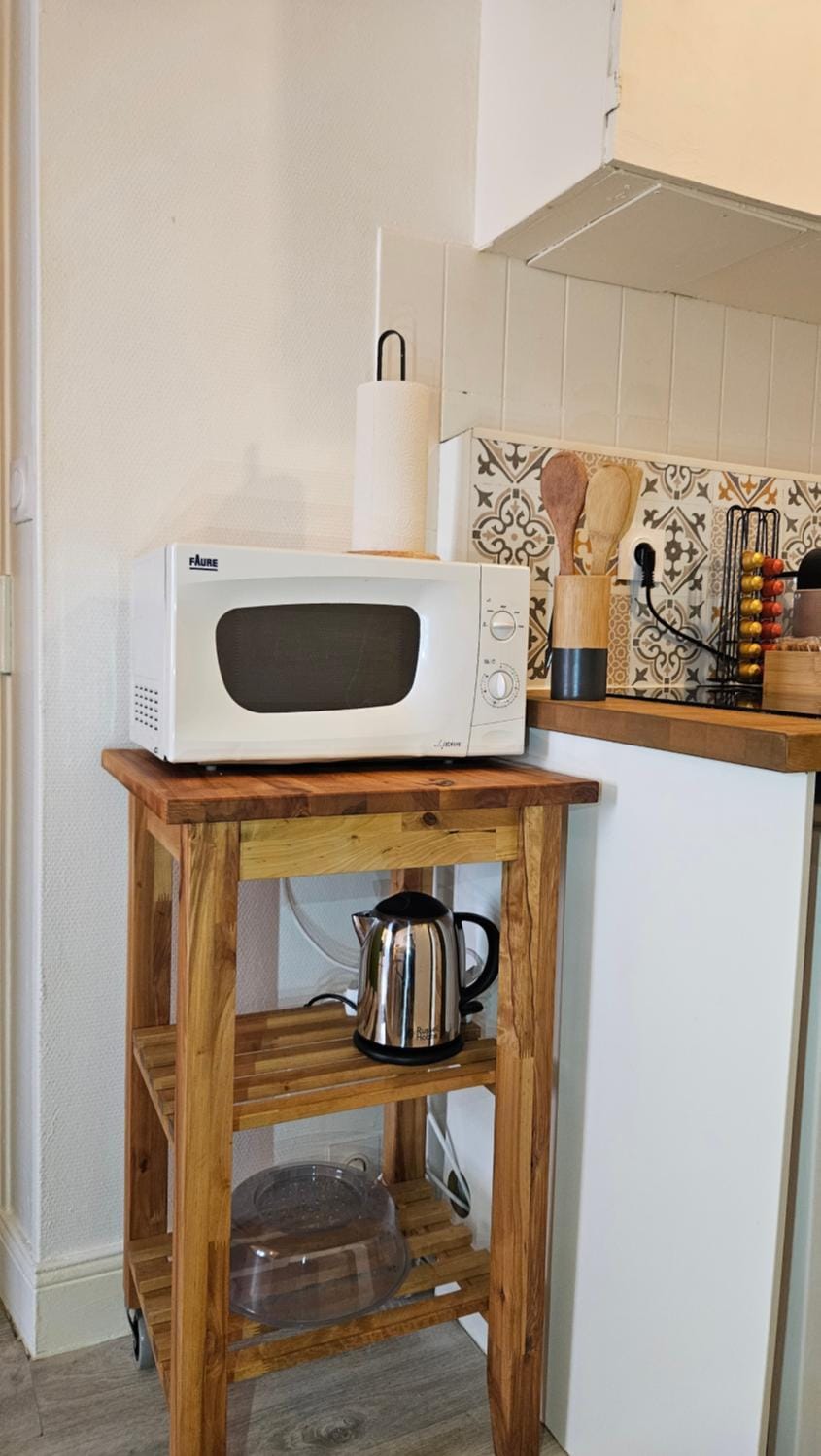 Coffee/tea facilities, microwave