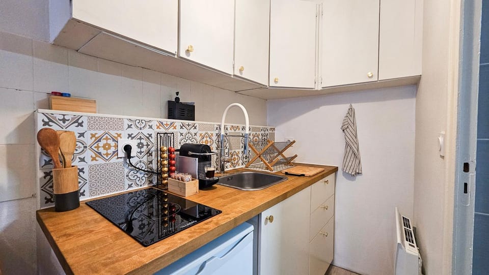 Coffee/tea facilities, Kitchen or kitchenette, stove