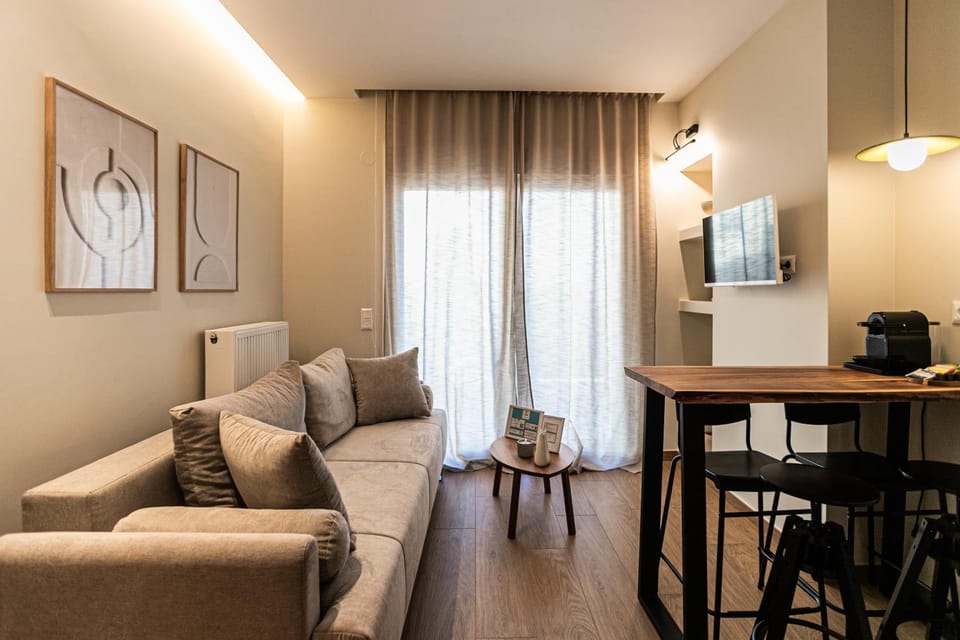 TV and multimedia, Coffee/tea facilities, Kitchen or kitchenette, Living room, Seating area, Dining area, air conditioner