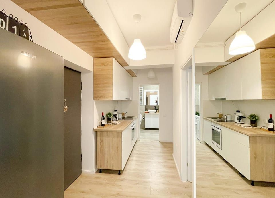 Kitchen or kitchenette, oven