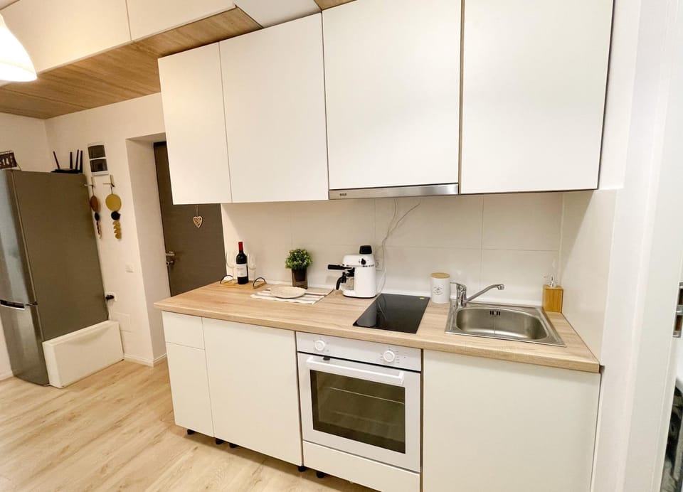 Coffee/tea facilities, Kitchen or kitchenette, oven, stove