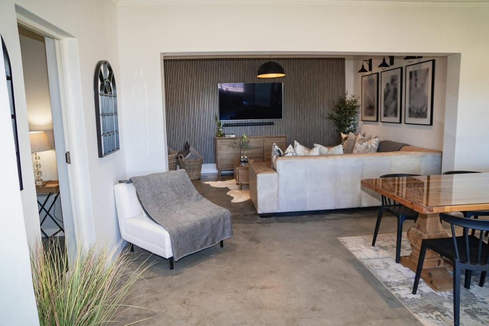 TV and multimedia, Living room, Seating area, Dining area