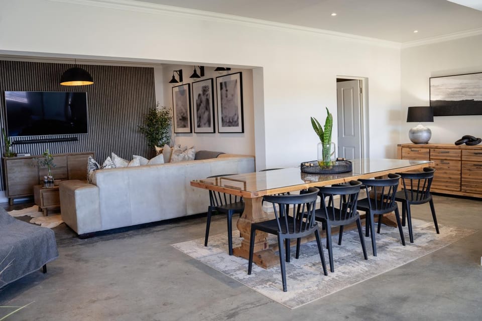 TV and multimedia, Kitchen or kitchenette, Living room, Seating area, Dining area