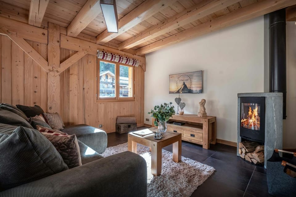 Communal lounge/ TV room, TV and multimedia, Living room, Seating area, Evening entertainment