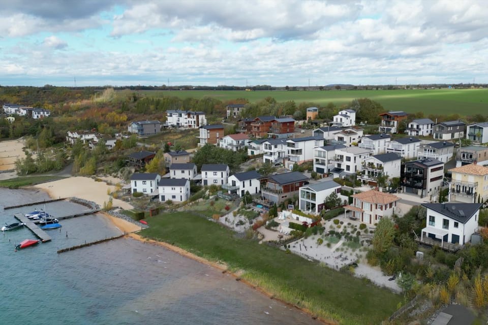 Property building, Neighbourhood, Natural landscape, Bird's eye view, Beach, Lake view, Location