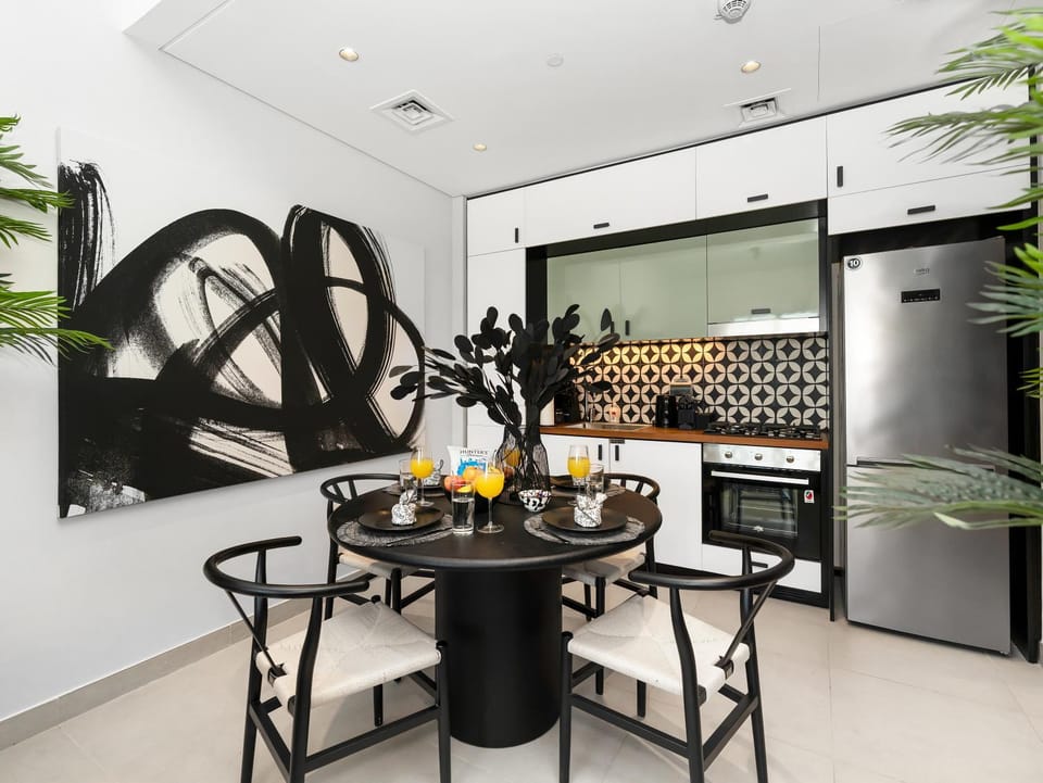 Kitchen or kitchenette, Food and drinks, Seating area, Dining area