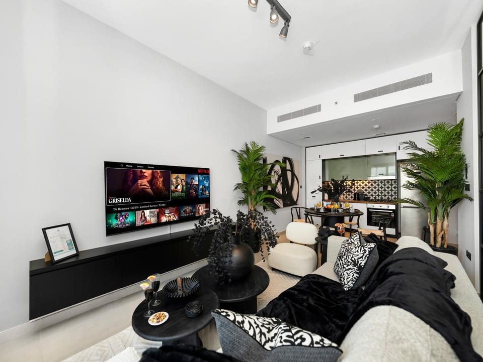 TV and multimedia, Living room, Seating area, Evening entertainment