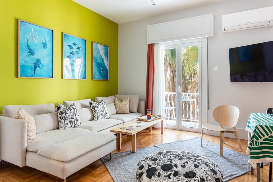 Communal lounge/ TV room, TV and multimedia, Living room, Seating area, Evening entertainment, air conditioner