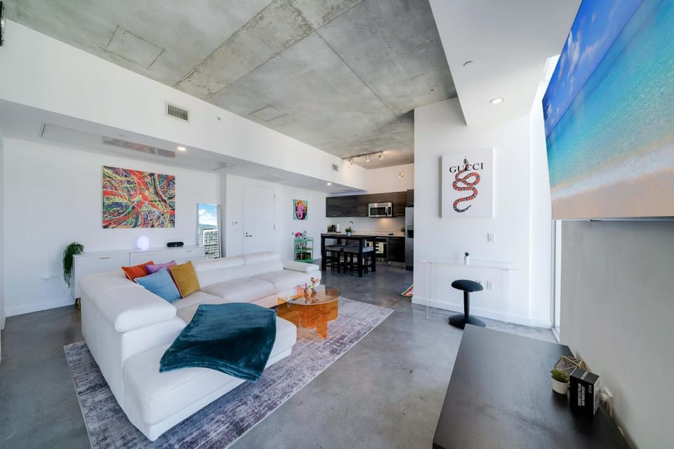 Vibrant Downtown Haven with Rooftop Pool & Parking House in Miami