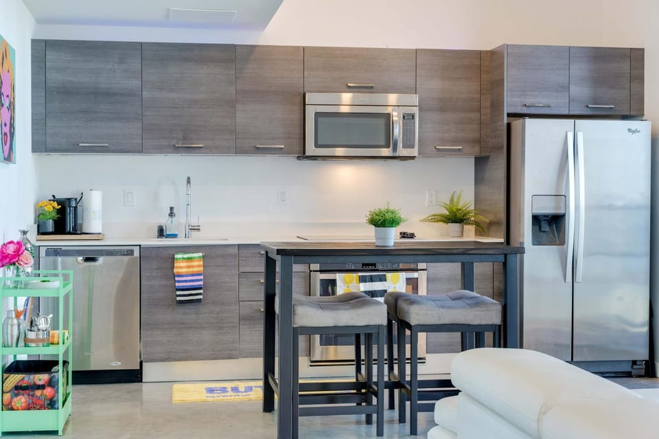 Vibrant Downtown Haven with Rooftop Pool & Parking House in Miami